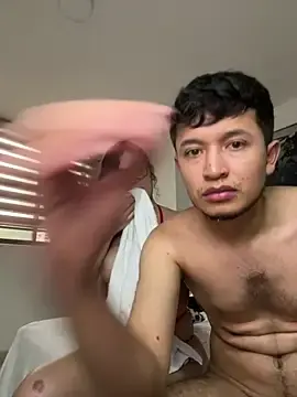 Stripchat Sex Cam of Julian_victoriacollins